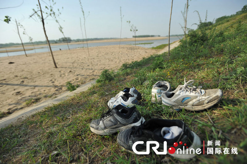 六安老淠河，在夕阳余光里，几双鞋子还散落在河边。