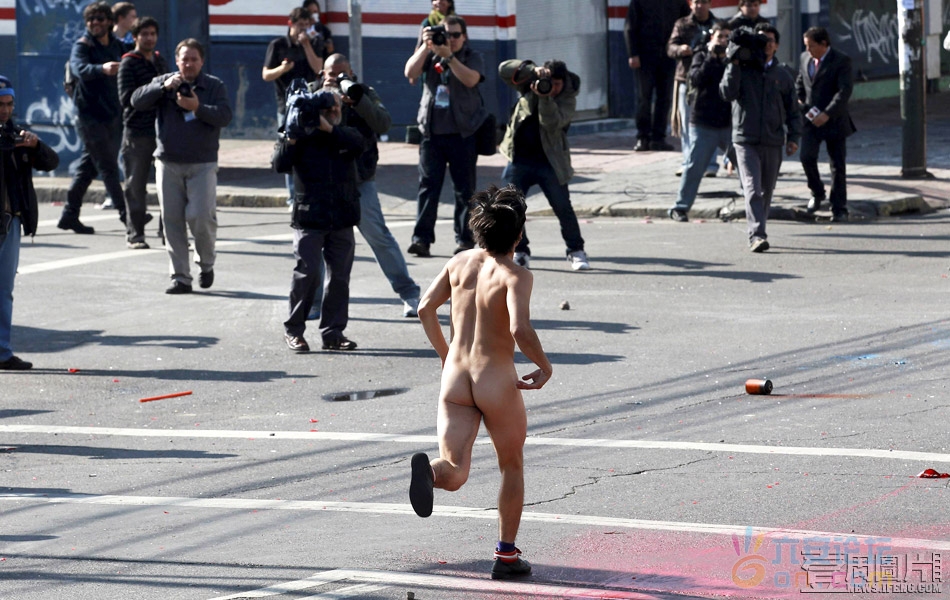 5月21日，一名抗议者在智利瓦尔帕莱索国会大厦外裸奔。当天，智利总统皮涅拉在瓦尔帕莱.jpg