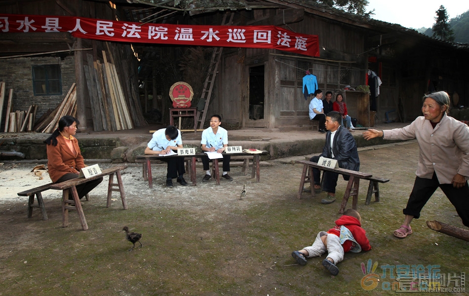 5月23日下午，贵州省遵义市习水县温水镇，巡回法庭在当事人的院落门前开庭。.jpg