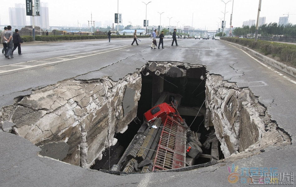 5月29日凌晨3时30分，吉林省长春市伊通河上一座大桥的桥面发生塌陷，事发时一辆正在驶.jpg