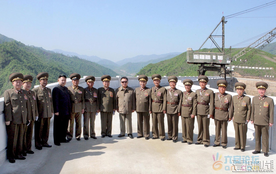 朝中社5月29日发布的照片显示，金正日父子在考察熙川水电站时和军方人员合影。.jpg