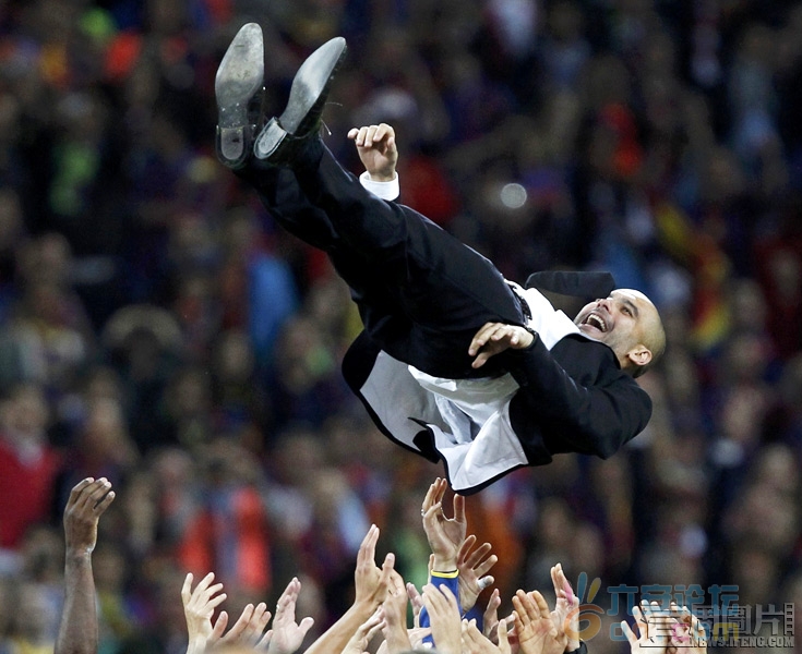 当地时间5月28日，伦敦，巴萨获得欧冠后，队员们将俱乐部经理瓜迪奥拉(Pep Guardiola).jpg