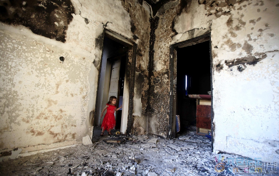 当地时间5月29日，的黎波里，政府派和反对派的持续交战摧毁了很多平民的家。图为一个小.jpg