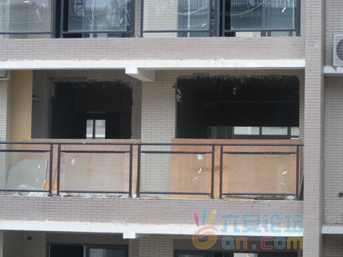 被2号楼业主“改造”后的落地窗.jpg 被2号楼业主“改造”后的落地窗.jpg