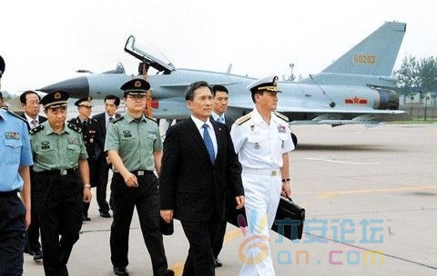 韩国国防部长官金宽镇16日访问中国沧州空军飞行试验训练基地，作为韩国军方高层首次参观 了中国军队最新型战 ...
