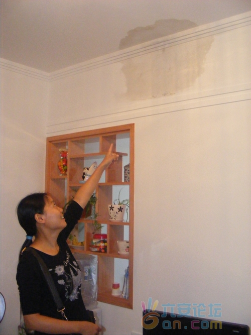 王女士家住渗漏处.jpg 王女士家住渗漏处.jpg