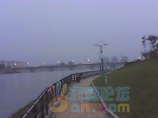 黄昏下的老淠河。