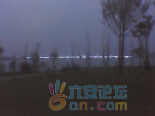 黄昏下的老淠河。