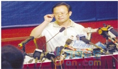 7月24日， “7·23”事故新闻发布会上，王勇平接受记者采访。新华社 图