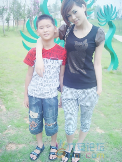 我和老弟长的很像吧，人家说都是一模子印出来的，