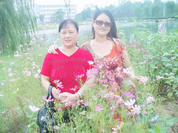 妈和小姨，，长的像吗？