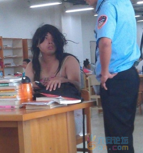 集美大学图书馆惊现“长裙男”你们不懂爷的销魂