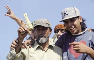 利比亚过渡委士兵展示从卡扎菲身上缴获的金手枪