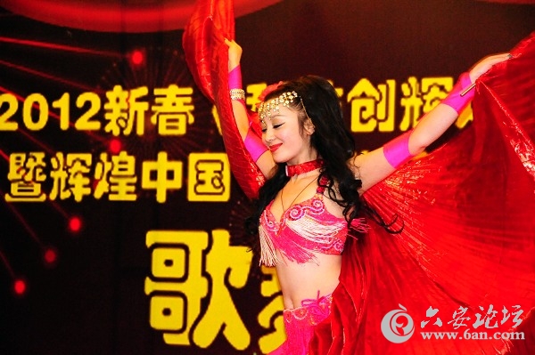 辉煌中国•时代精英人物”歌舞晚宴在 北京中裕世纪大酒店举行