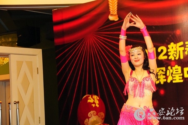 辉煌中国•时代精英人物”歌舞晚宴在 北京中裕世纪大酒店举行