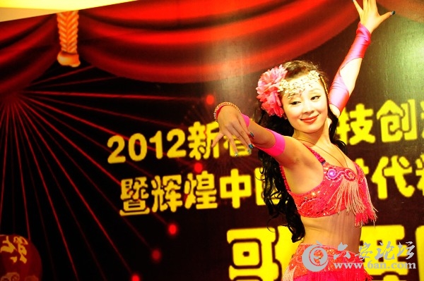 辉煌中国•时代精英人物”歌舞晚宴在 北京中裕世纪大酒店举行