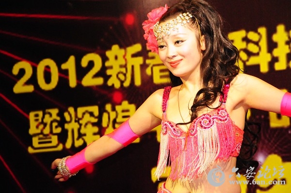 辉煌中国•时代精英人物”歌舞晚宴在 北京中裕世纪大酒店举行