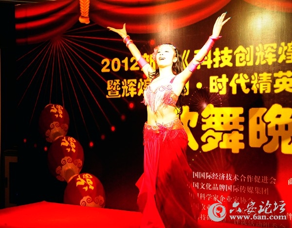 辉煌中国•时代精英人物”歌舞晚宴在 北京中裕世纪大酒店举行