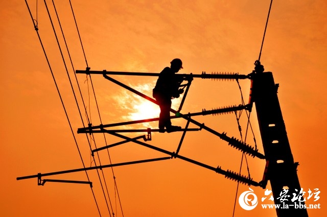 夕阳下的检修工