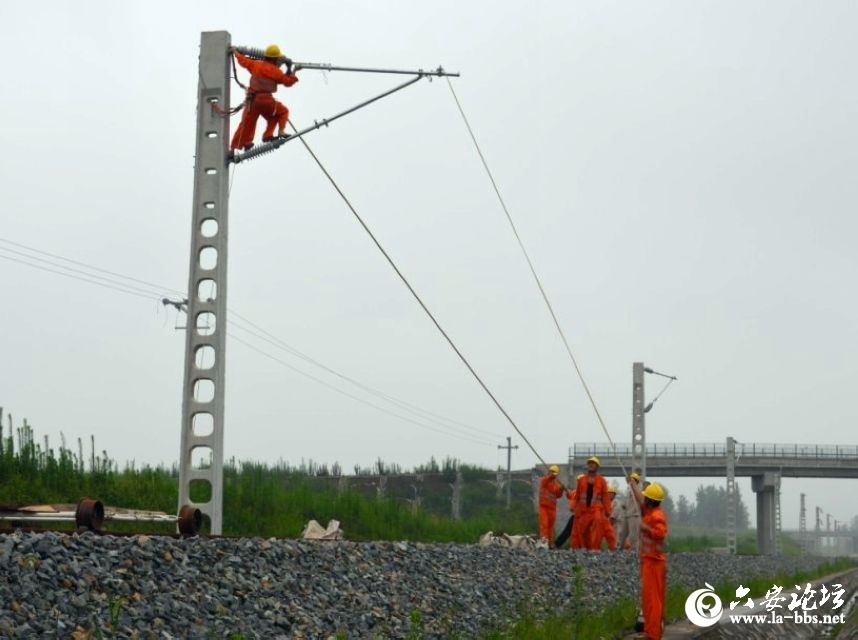 工地上忙碌的工人