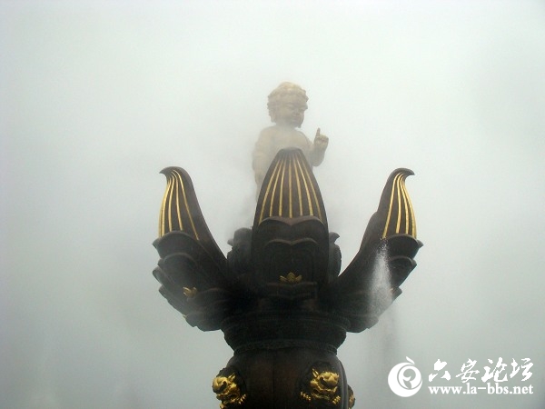 高入雲端的無錫的灵山大佛