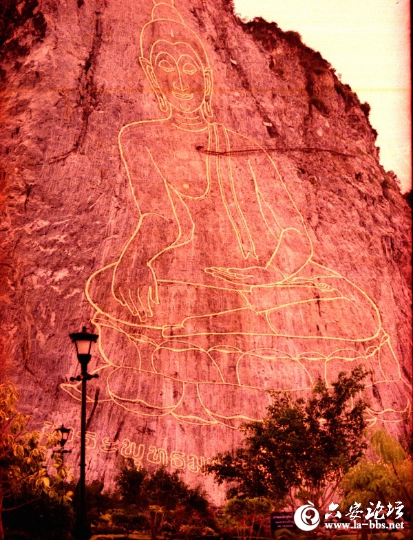 泰國的佛像是畫在巨石上的 