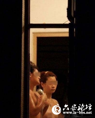 洗澡不关窗被拍.jpg