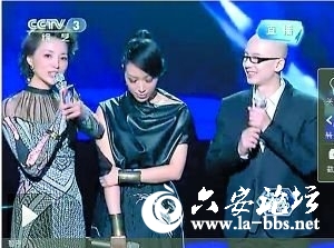 董卿（左）和选手金池、平安（右）