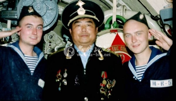 我在军艦上的身影（中間的軍官是我）