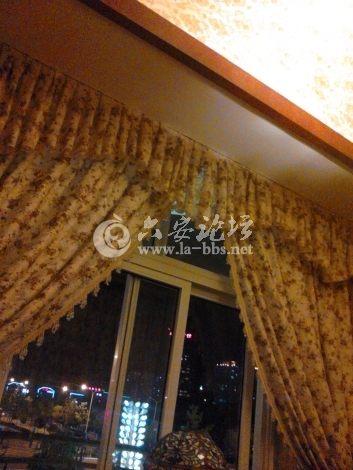 大大窗户对美丽夜景