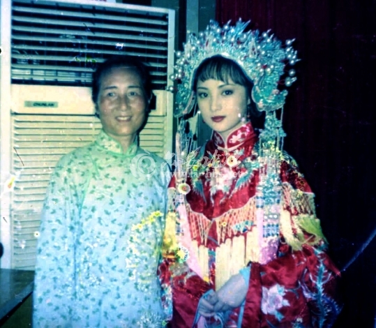 電視連續劇蒼天有淚蒋勤勤與群衆演員在一起