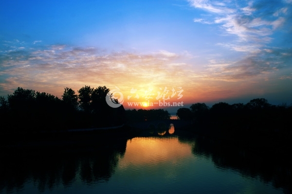 朝霞映南湖 .jpg