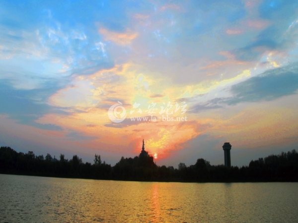 朝霞映南湖.jpg