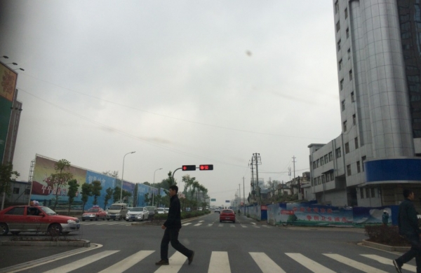 4.16 六安老淠河 行驶路口 等红灯.jpg