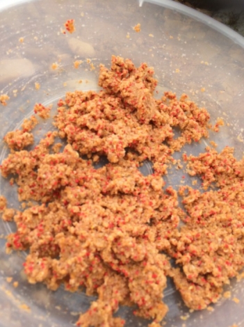 4.16 六安老淠河 开饵-红点点是 华氏小米 哦！.jpg