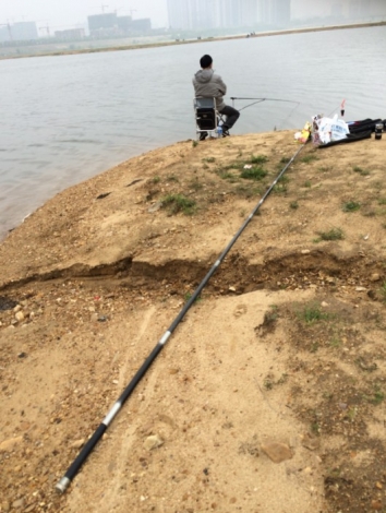 4.16 六安老淠河 远处下午又来了很多人！.jpg