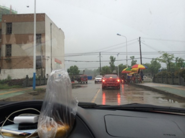 4.17 战金桥：5.蒙蒙小雨 赶路去接另外两位钓友！.jpg