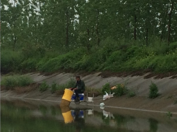 4.17 战金桥：15.钓友 聚精会神 不放过一个小动作！.jpg