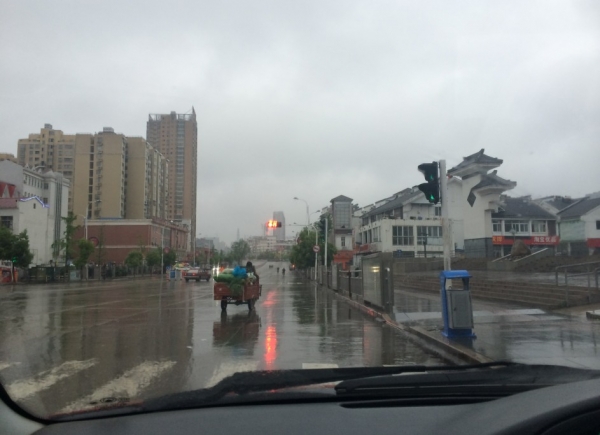 4.19 再战金桥：2.早上小雨，路面湿滑.jpg