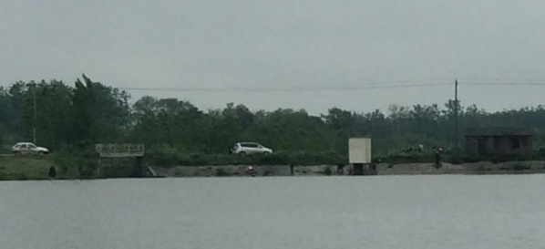 4.19 再战金桥：11.大坝扎水库，车水马龙，钓友众多！.jpg