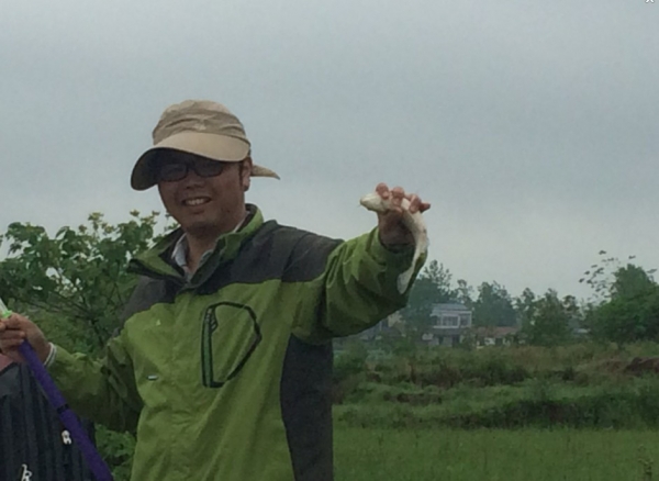 4.19 再战金桥：12.隔壁钓友 领先一尾 大板鲫！抢镜啊！！.jpg