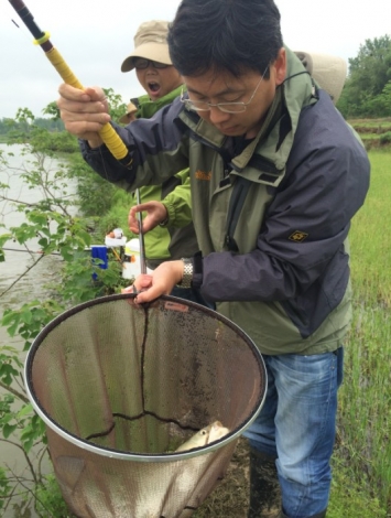 4.19 再战金桥：19.人-鱼合影！.jpg