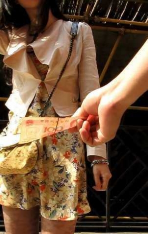 街头交易，豹纹长腿丝袜美女 (9).jpg