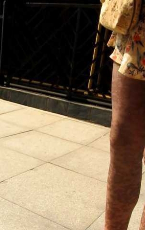 街头交易，豹纹长腿丝袜美女 (3).jpg