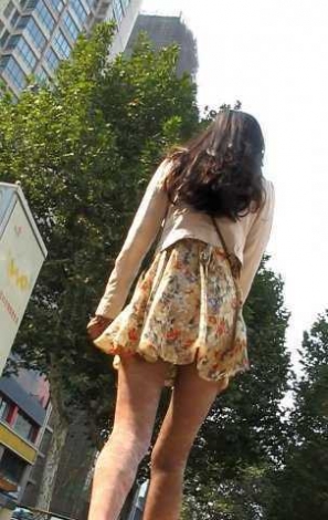 街头交易，豹纹长腿丝袜美女 (2).jpg