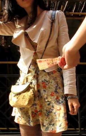 街头交易，豹纹长腿丝袜美女 (8).jpg