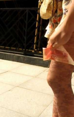 街头交易，豹纹长腿丝袜美女 (7).jpg