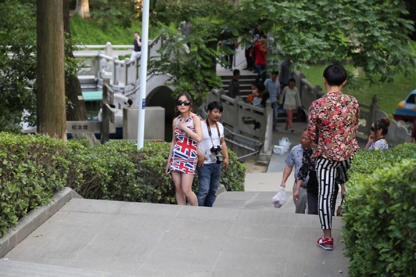 遇到好像是工作室的人像外拍。