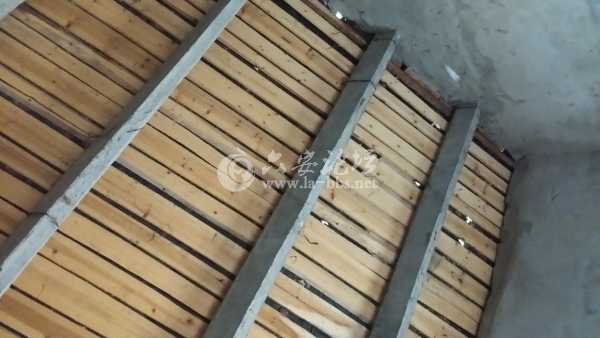 卧室的屋顶漏洞太多