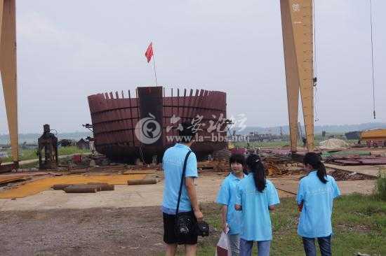 小分队成员实地参观造船厂